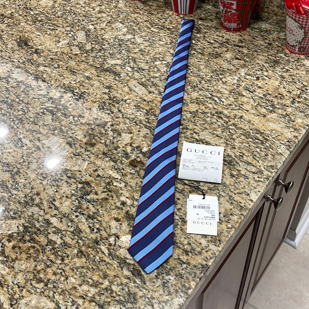 Men’s Gucci tie w/ matching receipt just bought on 9/29/22. Item number matches.